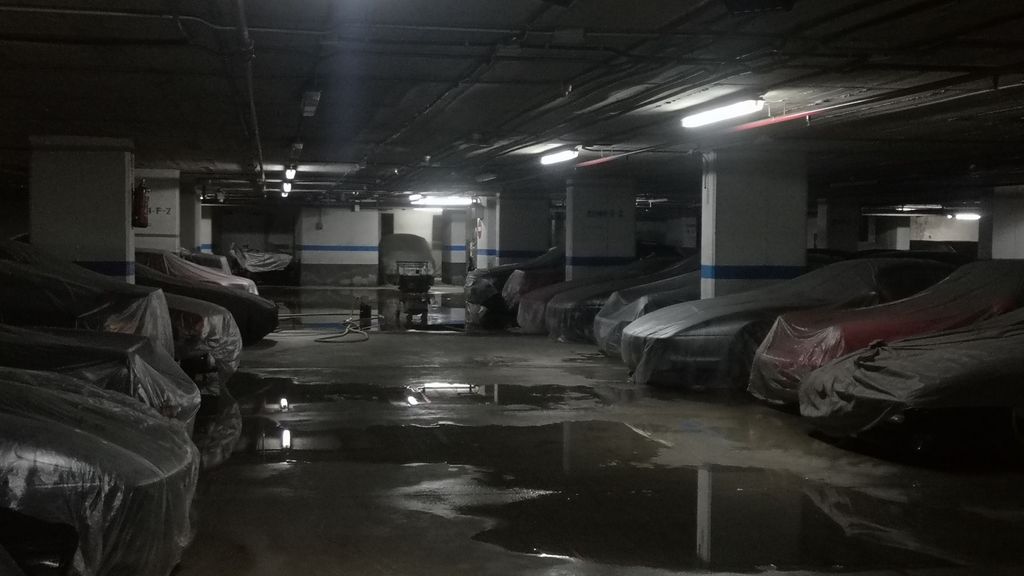 Centenars de cotxes d'alta gamma acumulen pols entre la humitat del pàrquing del centre comercial / CEDIDA