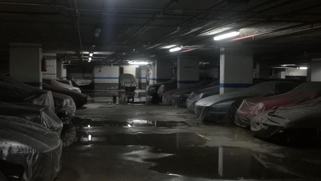Centenares de coches de alta gama acumulan polvo entre la humedad del parking del centro comercial / CEDIDA