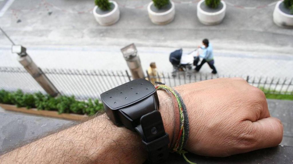 Un hombre lleva un brazalete GPS en una imagen de archivo / EFE
