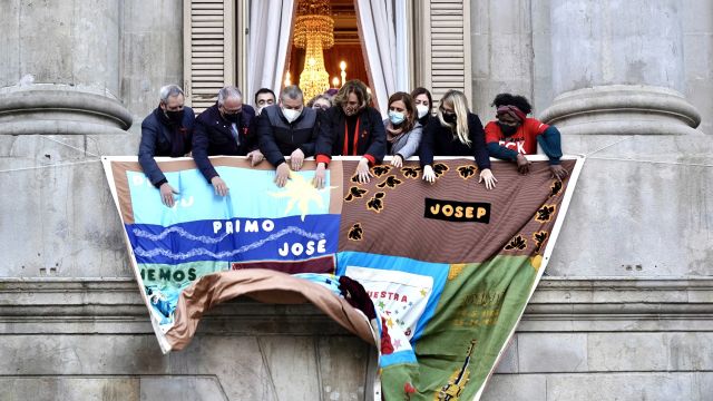 El Tapiz Memorial del Sida luce en el balcón del Ayuntamiento este 1 de diciembre / AYUNTAMIENTO DE BARCELONA