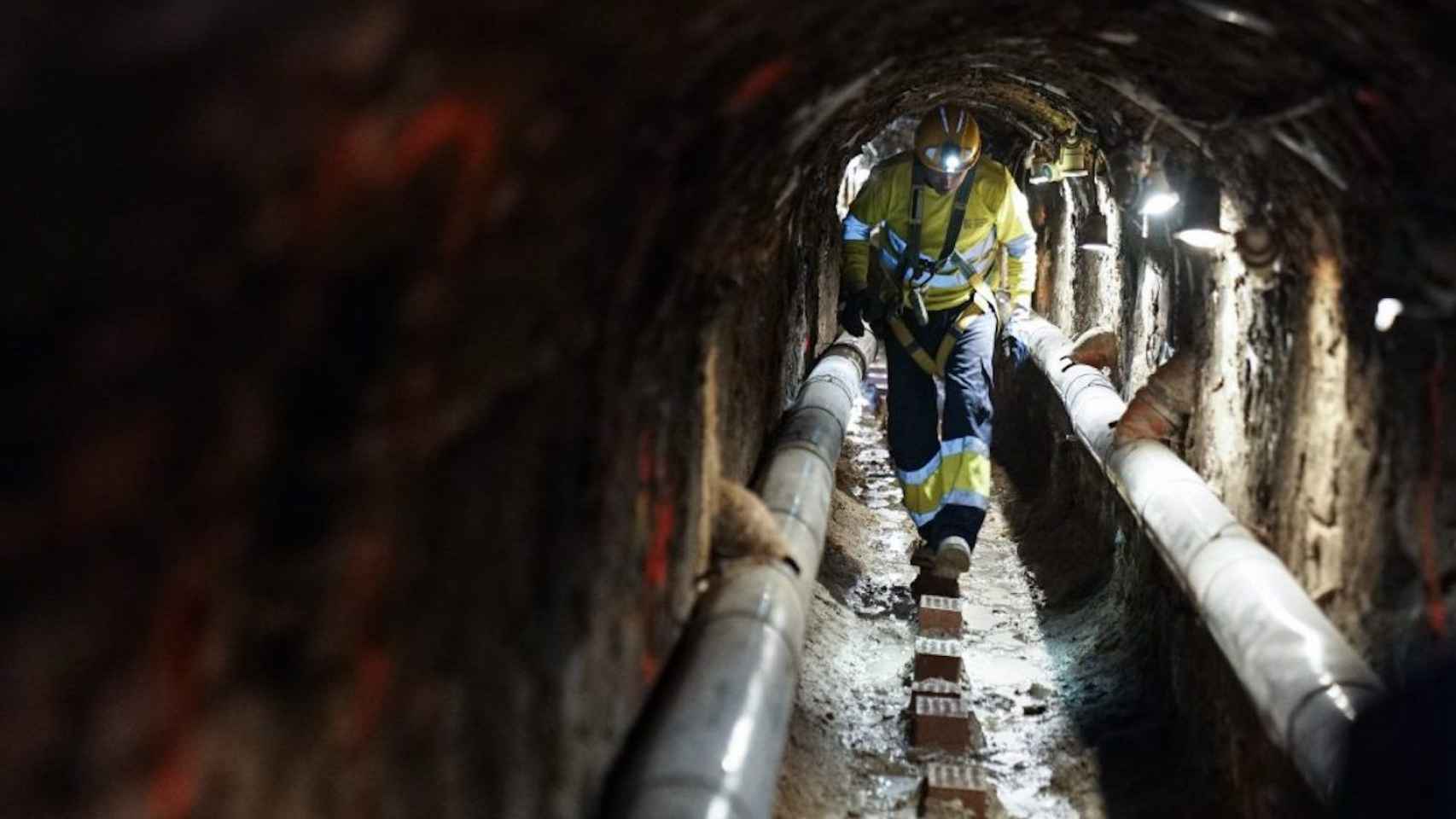 Un operario municipal en la red de alcantarillado de Barcelona