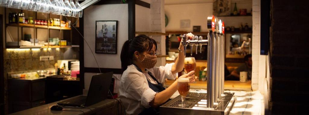 Una cambrera, treballadora del sector serveis, que lidera la caiguda de l'atur / EUROPA PRESS