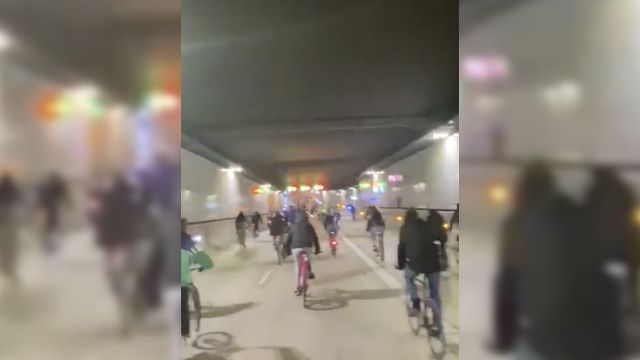300 ciclistas circulando por el túnel de Glòries / TWITTER