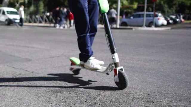 Un hombre conduce un patinete eléctrico en una imagen de archivo / EUROPA PRESS