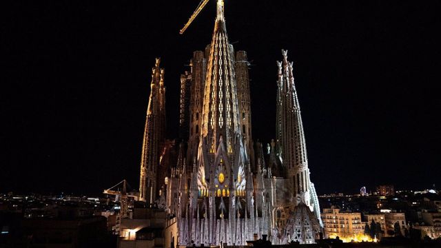La Sagrada Familia ilumina la torre de la Virgen María y la estrella de 12 puntas que la corona - PAU VENTEO - EUROPA PRESS