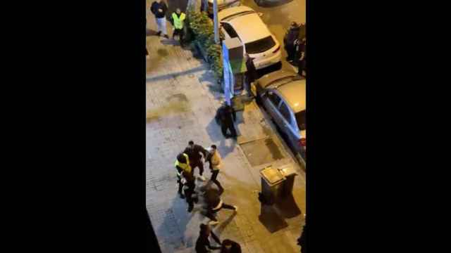 Un momento de la pelea masiva en la ronda de Sant Pere / TWITTER @DISCORONDA