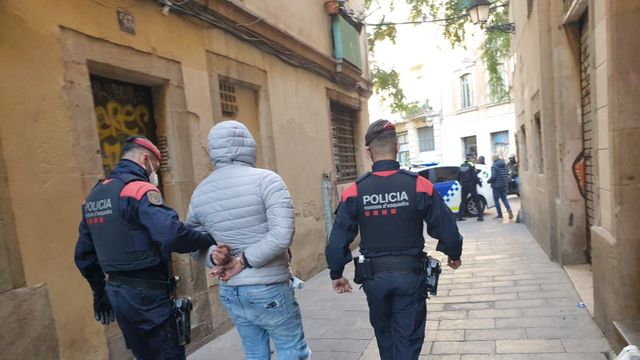 Un detenido en una operación contra los narcopisos de Barcelona / MOSSOS D'ESQUADRA