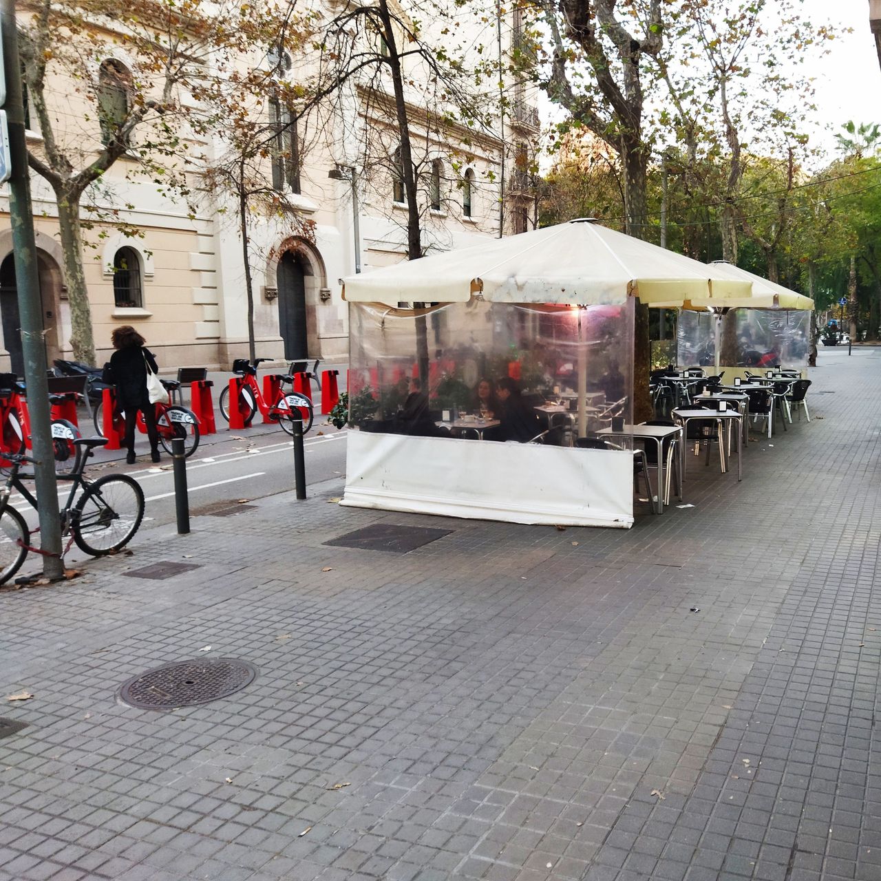 Una terrassa sobre la vorera a Enric Granados / METRÓPOLI