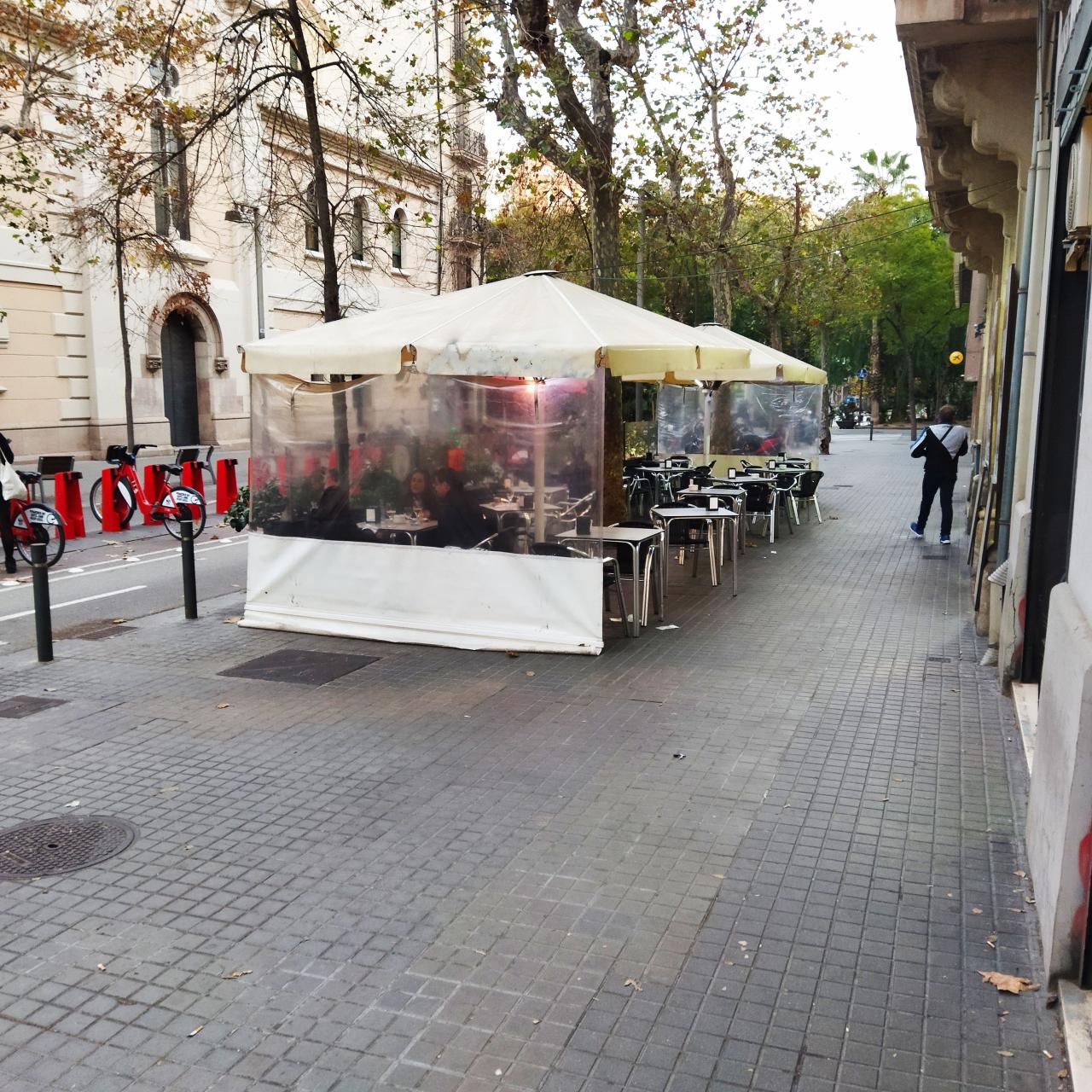 Una terraza sobre la acera en Enric Granados / METRÓPOLI