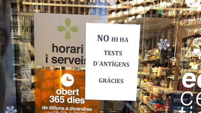 En una farmacia de Barcelona han colgado el cartel: No hay test de antígenos / METRÓPOLI