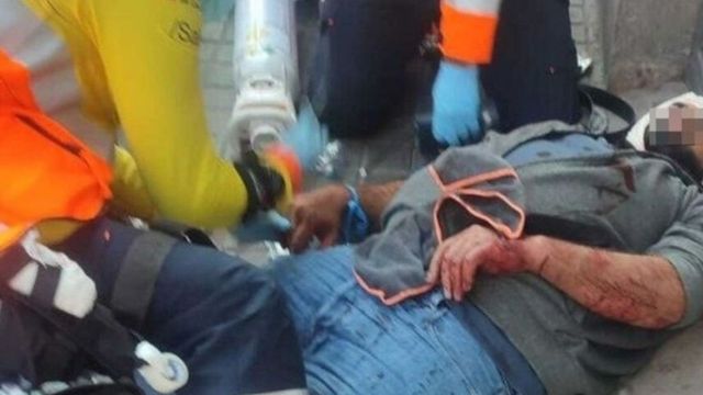 El taxista gravemente herido tendido en el suelo / CEDIDA