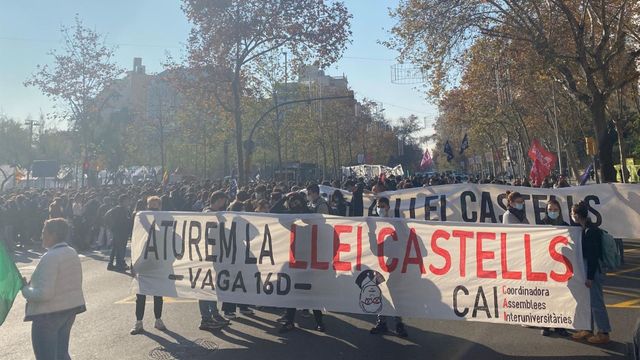 La manifestación corta el tráfico a su paso por la Gran Vía de Barcelona. - EUROPA PRESS