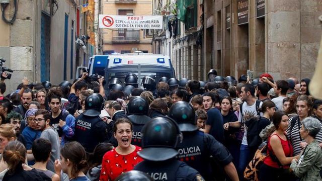 Mossos y activistas antidesahucios durante un desalojo en el barrio del Raval / EFE