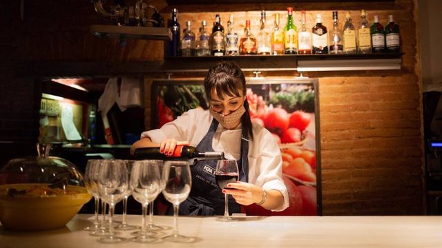 Una trabajadora de la hostelería sirve copas de vino en una imagen de archivo / EUROPA PRESS