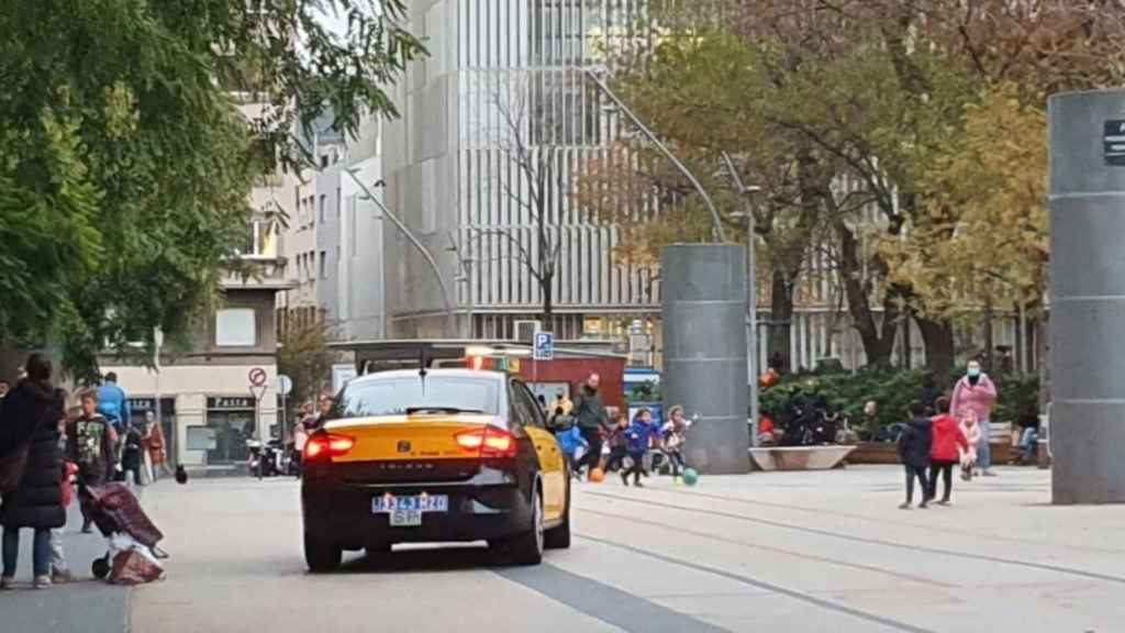 Un taxi circula per la plaça de la Gal·la Placídia / @QualitatG