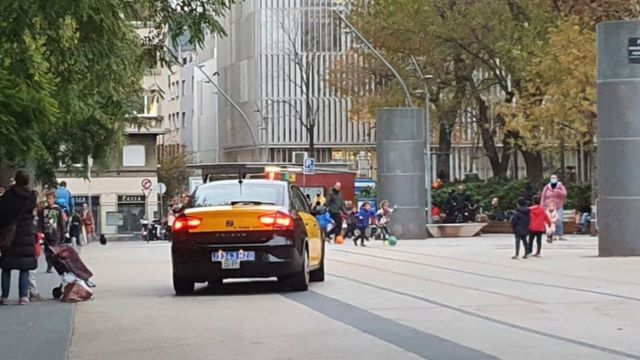 Un taxi circula por la plaza de la Gal·la Placídia / @QualitatG