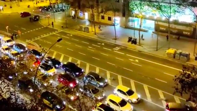 Atasco por la manifestación de la Meridiana / JUDIT LORITA
