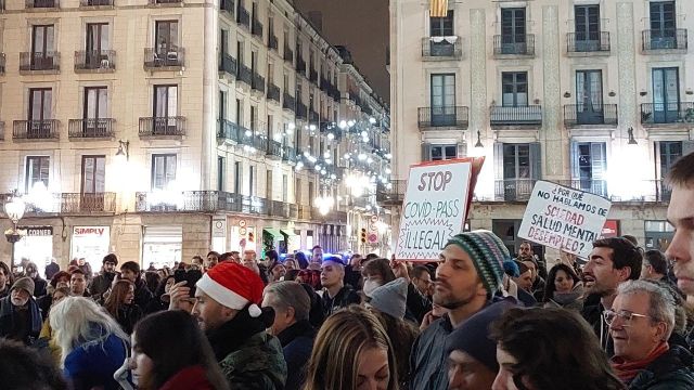 Manifestación negacionista en la plaza Sant Jaume de Barcelona / PLANETA GONZO