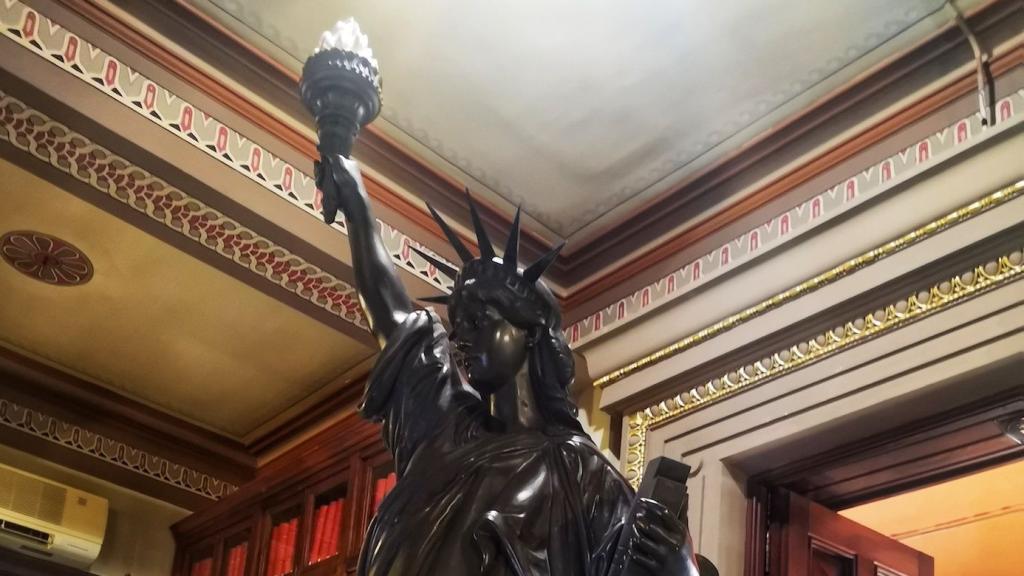 L'Estàtua de la Llibertat ubicada a la biblioteca Arús / INMA SANTOS