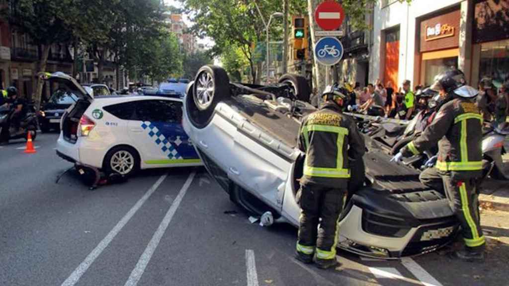 Un coche volcado en un accidente en Barcelona