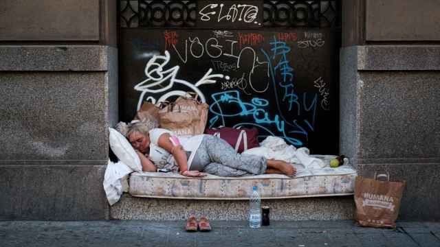 Una persona durmiendo en la calle en una imagen de archivo