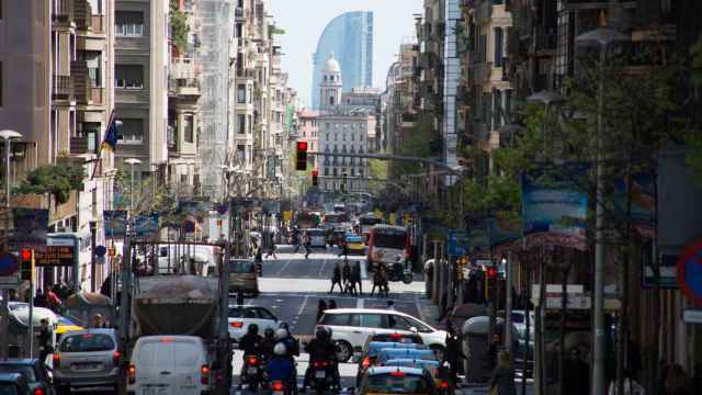 Tráfico de coches en la calle Balmes de Barcelona