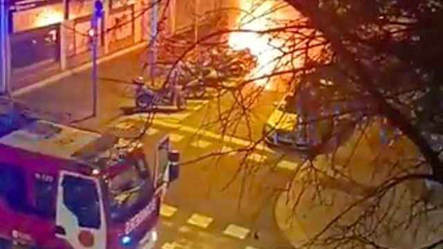 Imagen del incendio que ha calcinado varias motos en les Corts / SONIA REINA - CIUTADANS