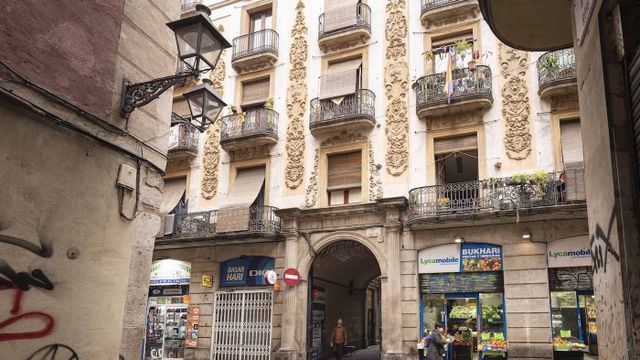 Fachada de la antigua casa-fábrica de Bernardí Martorell en el Raval / INMA SANTOS