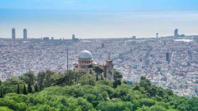 Vista panorámica de Barcelona con el cielo despejado