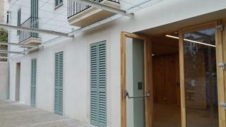 Acceso al casal de Can Carol / AJ BCN