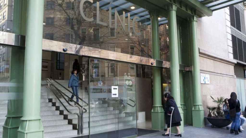 Entrada del Hospital Clínic de Barcelona / HOSPITAL CLÍNIC
