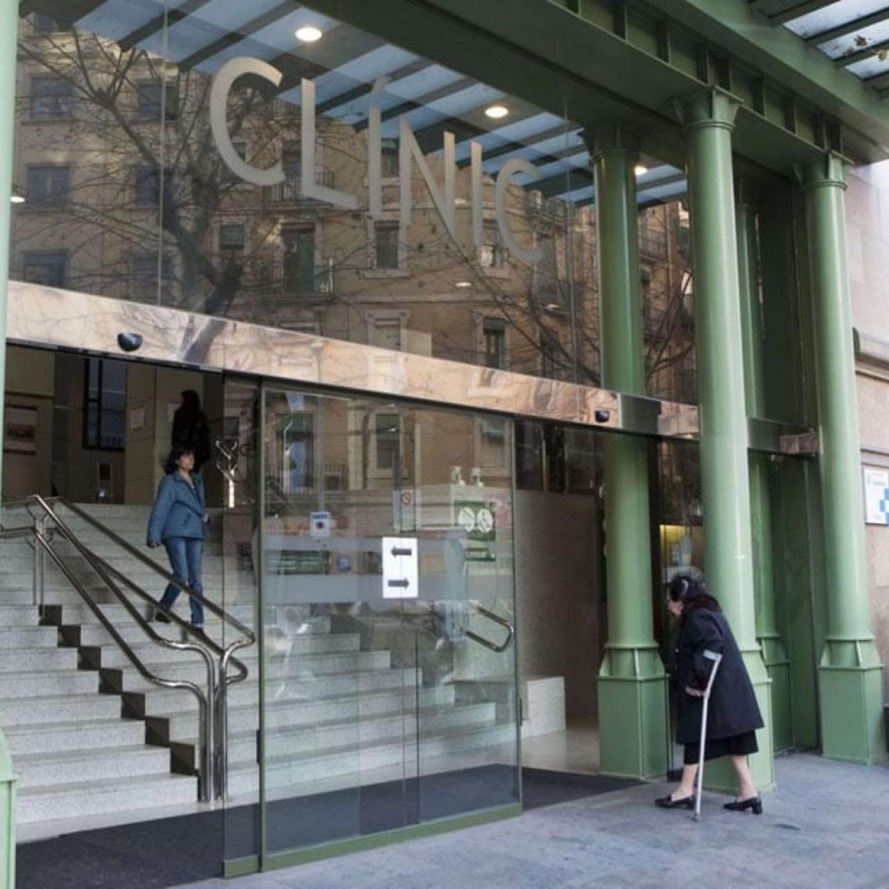 Entrada del Hospital Clínic de Barcelona / HOSPITAL CLÍNIC
