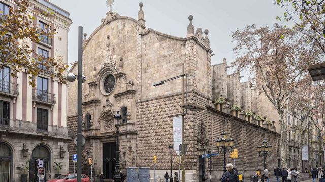 Fachada de la Iglesia de Betlem en la Rambla de Barcelona / INMA SANTOS