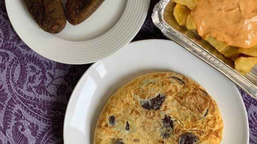 Tortilla de patatas con más tapas del restaurante La Ceba