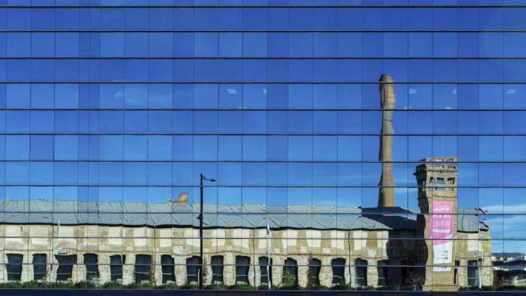 Reflex de Can Batlló en una façana de Barcelona