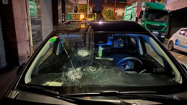 Taxi con la luna rota tras un salvaje ataque en L'Hospitalet / CEDIDA