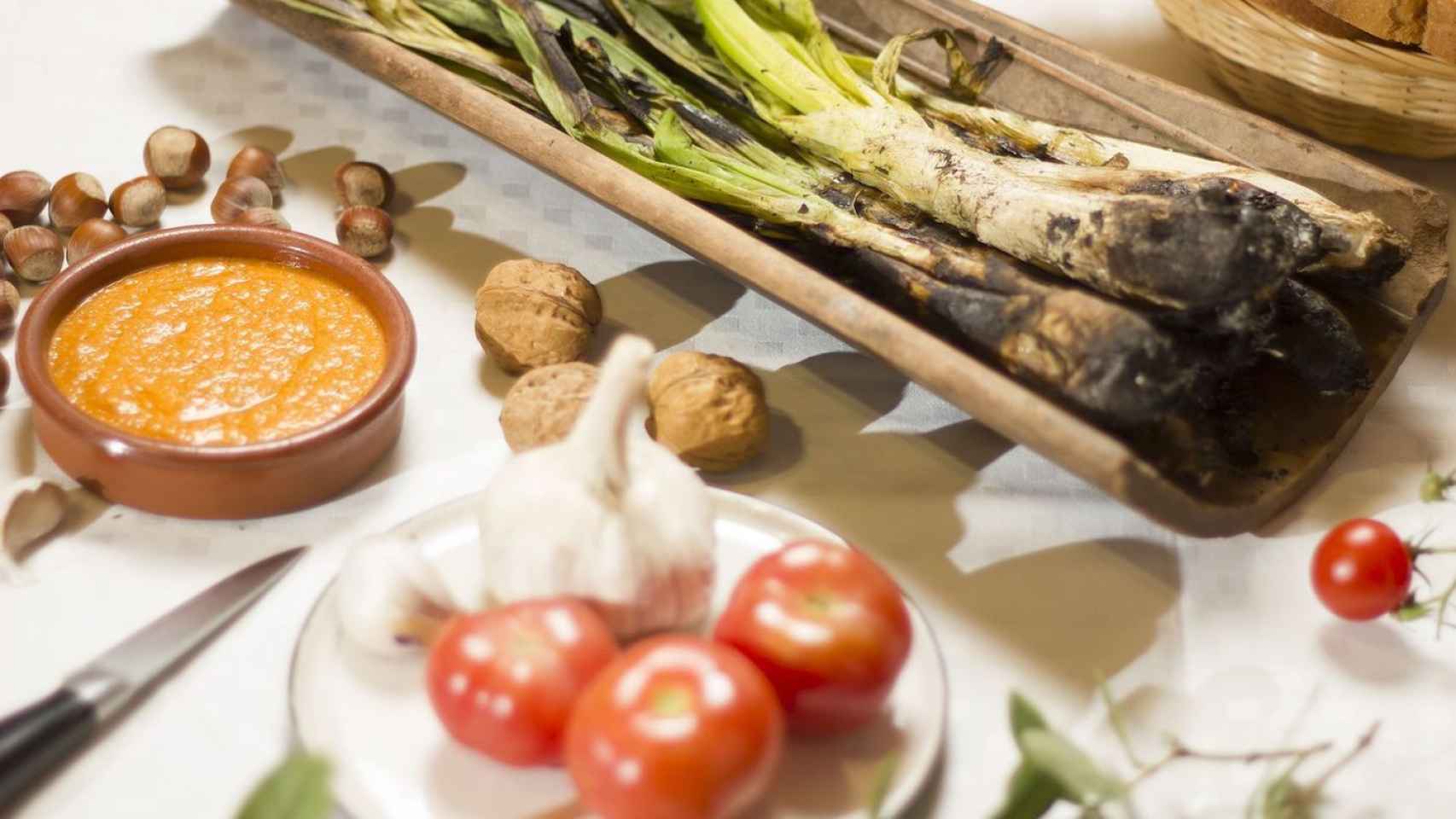 Teja de calçots con salsa romescu y pan de payés