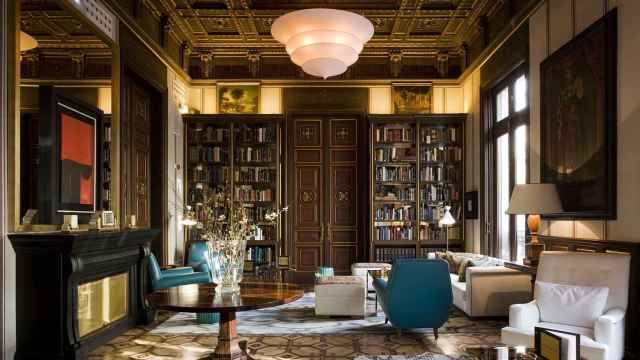 Salón interior del complejo Cotton House de Barcelona