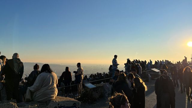 Decenas de personas disfrutan de la caída del sol desde los búnkers del Carmel / METRÓPOLI