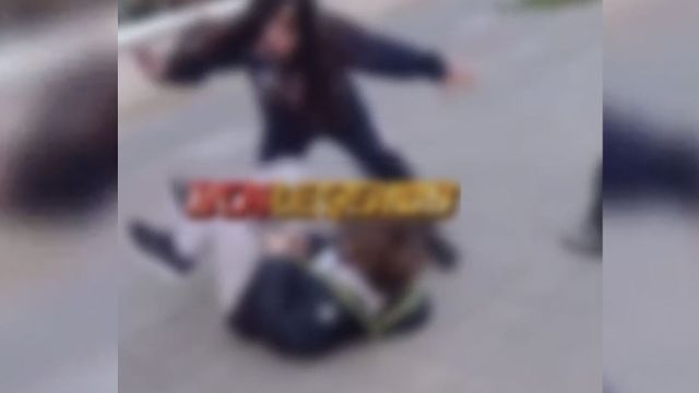 Captura del momento de la brutal agresión a un menor a la salida del colegio / BCN LEGENDS