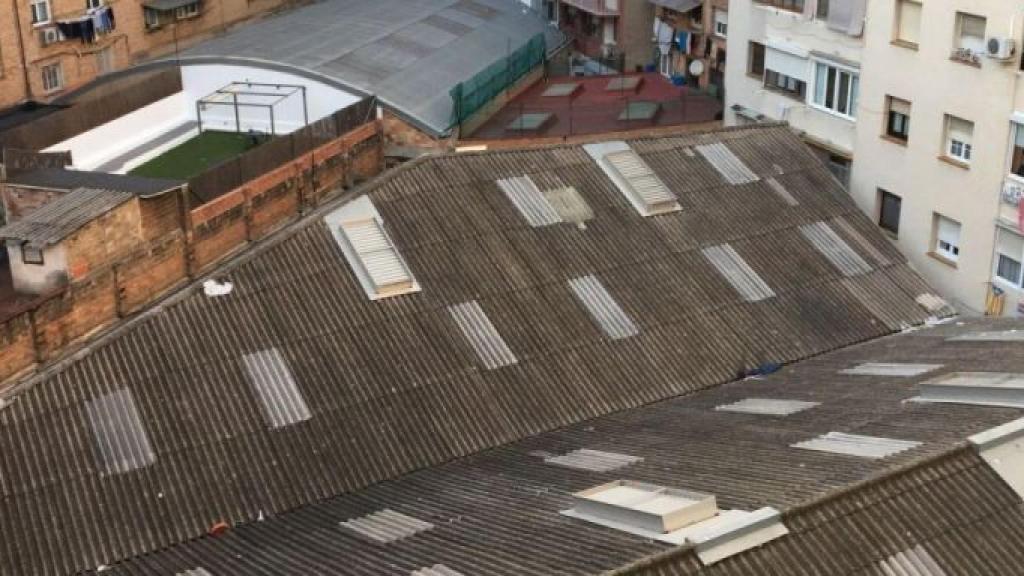 Cubierta de amianto en el Baix Guinardó / METRÓPOLI - RP
