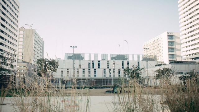 Escuela Fluvià, afectada por la proximidad de una nave con amianto / FAVB