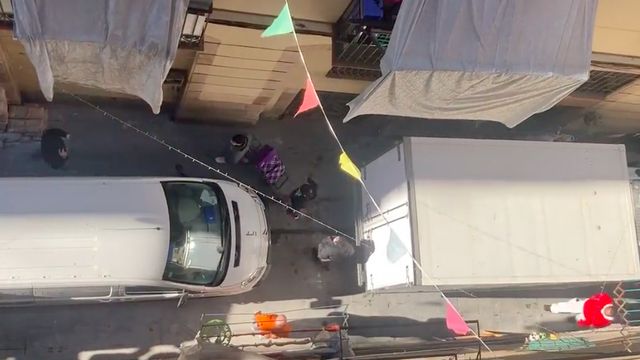 Los vecinos sortean camiones y furgonetas en la calle dels Salvador / TWITTER