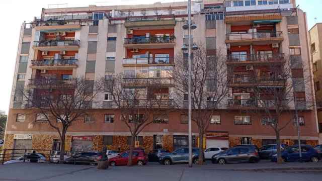 Las tres fincas de la calle de Valldemosa de Nou Barris que sufren los cortes de luz de Endesa / GOOGLE MAPS