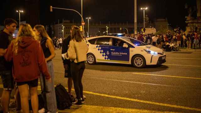 Un coche de la Guardia Urbana, uno de los cuerpos policiales que persigue los robos en Barcelona / EUROPA PRESS