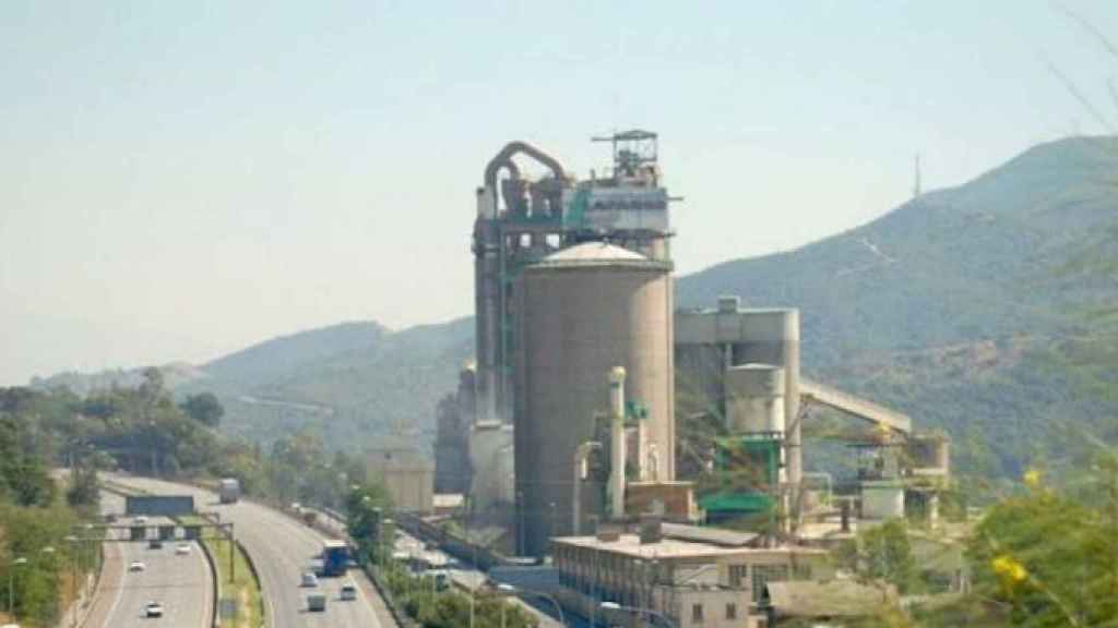 La cementera Lafarge, a pies de la autopista