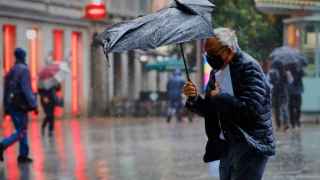 Un hombre pasea bajo la lluvia en la capital catalana / EUROPA PRESS