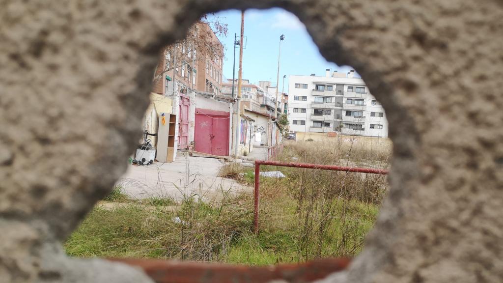 Imatge del camp de futbol de la Damm a través d'un forat / GUILLEM ANDRÉS