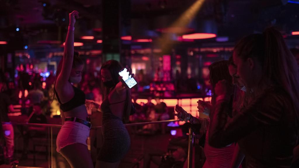 Un grupo de jóvenes baila en un local de ocio nocturno en Barcelona / EUROPA PRESS