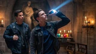 Mark Whalberg y Tom Holland en un fotograma de 'Uncharted' grabado en Santa Maria del Pi de Barcelona